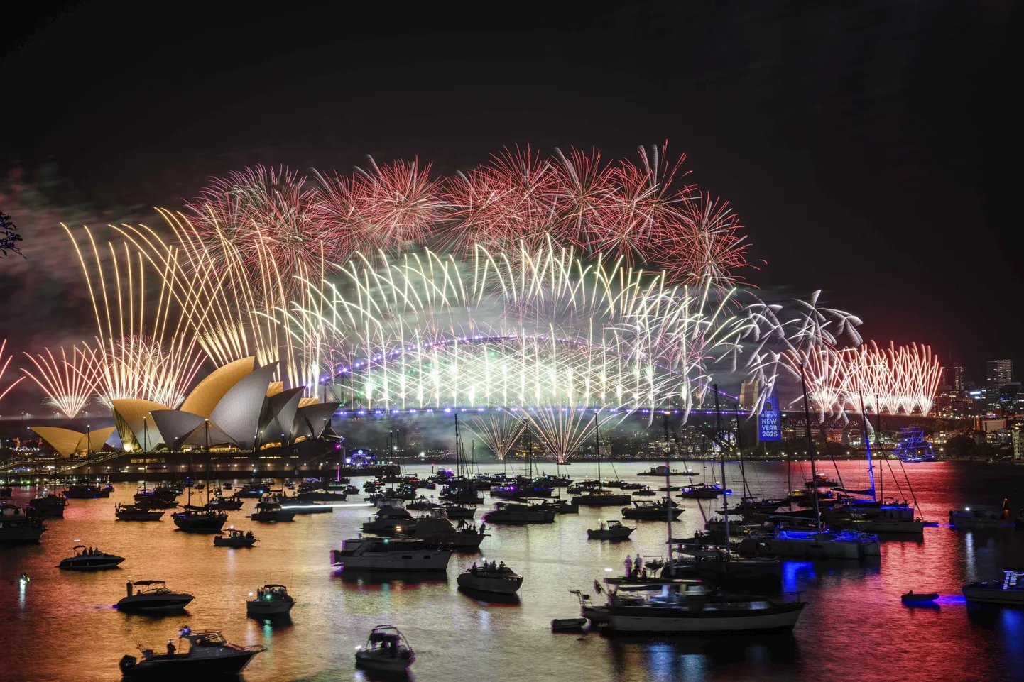 Austraalias Sydney sadamas ja ooperimaja juures lasti 2025. aasta saabumise puhul õhku üheksa tonni ilutulestikurakette, mis oli maailma kõige võimsam uue aasta tulevärk.