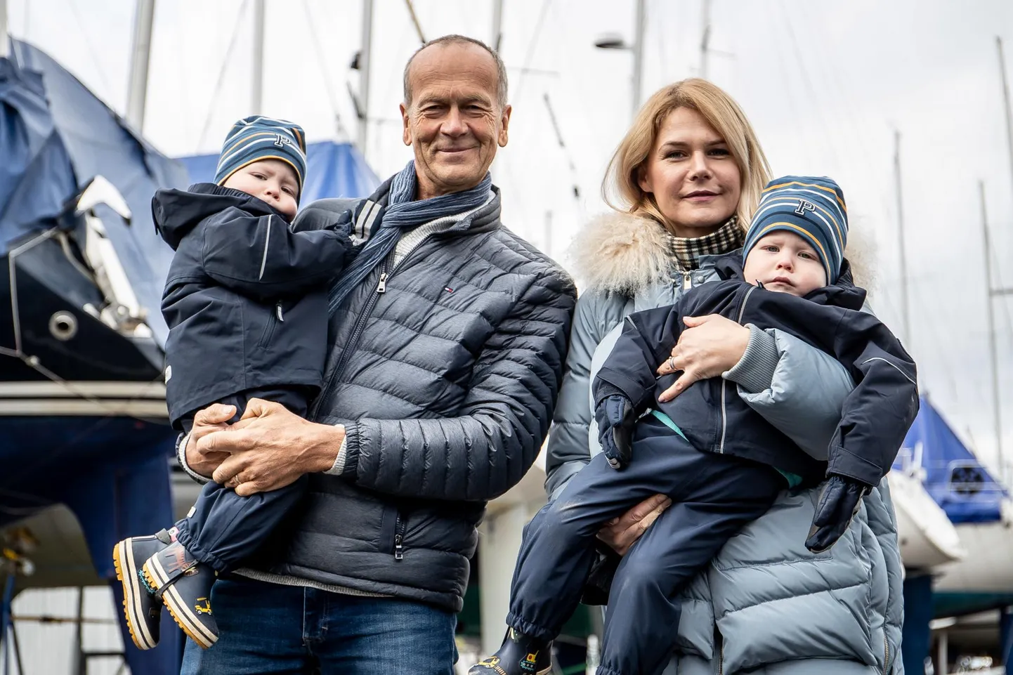 Pere jälle koos: Uku Randmaa abikaasa Maibi ja kaksikutega.