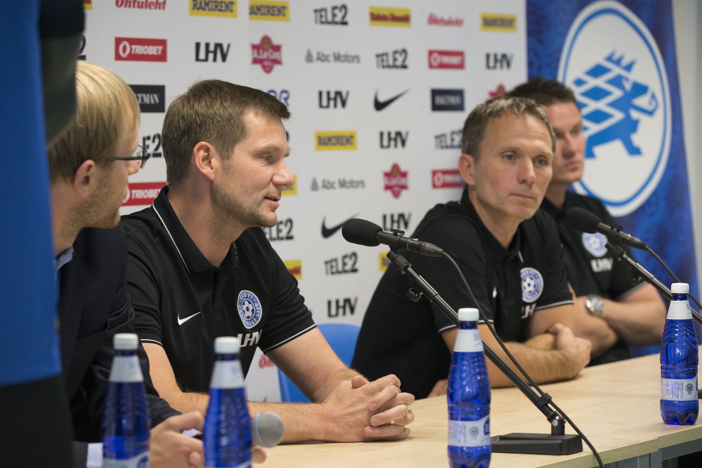 Eesti jalgpallikoondise abitreener Janno Kivisild (vasakult teine).