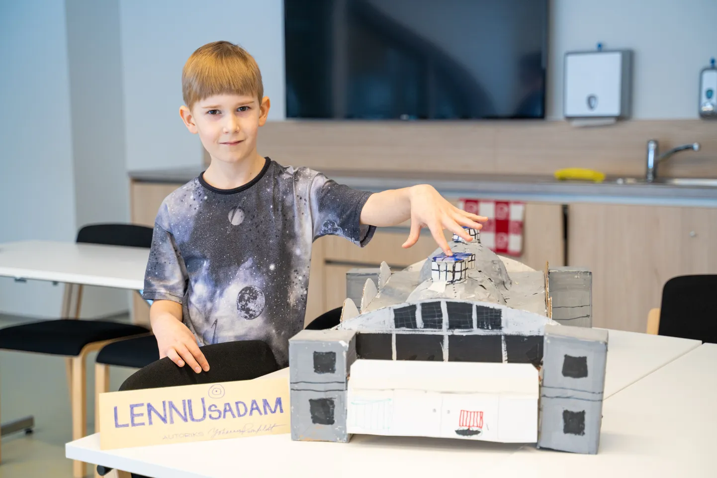 LENNUSADAMA HOONE – ainult et palju kordi originaalist väiksem, on Johannese ja tema vanaema ehk Ama kätetöö.