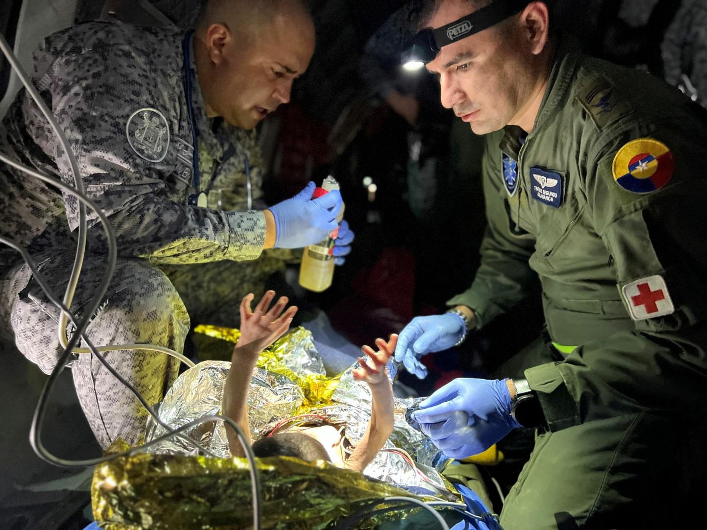 Colombia õhuväe sõdurid annavad meditsiiniabi ühele enam kui viis nädalat omapäi džunglis vastu pidanud lapsele, kes toimetati lennukiga pealinna Bogotásse. 