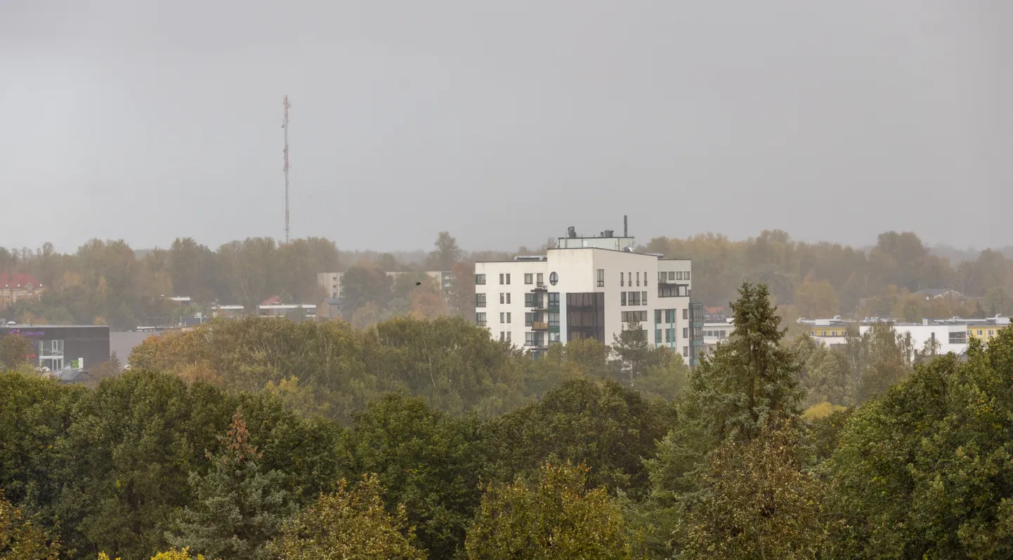 Tartu kesklinna kohal muutus neljapäeva pärastlõunal taevas tumehalliks ning sellele järgnes padusadu.