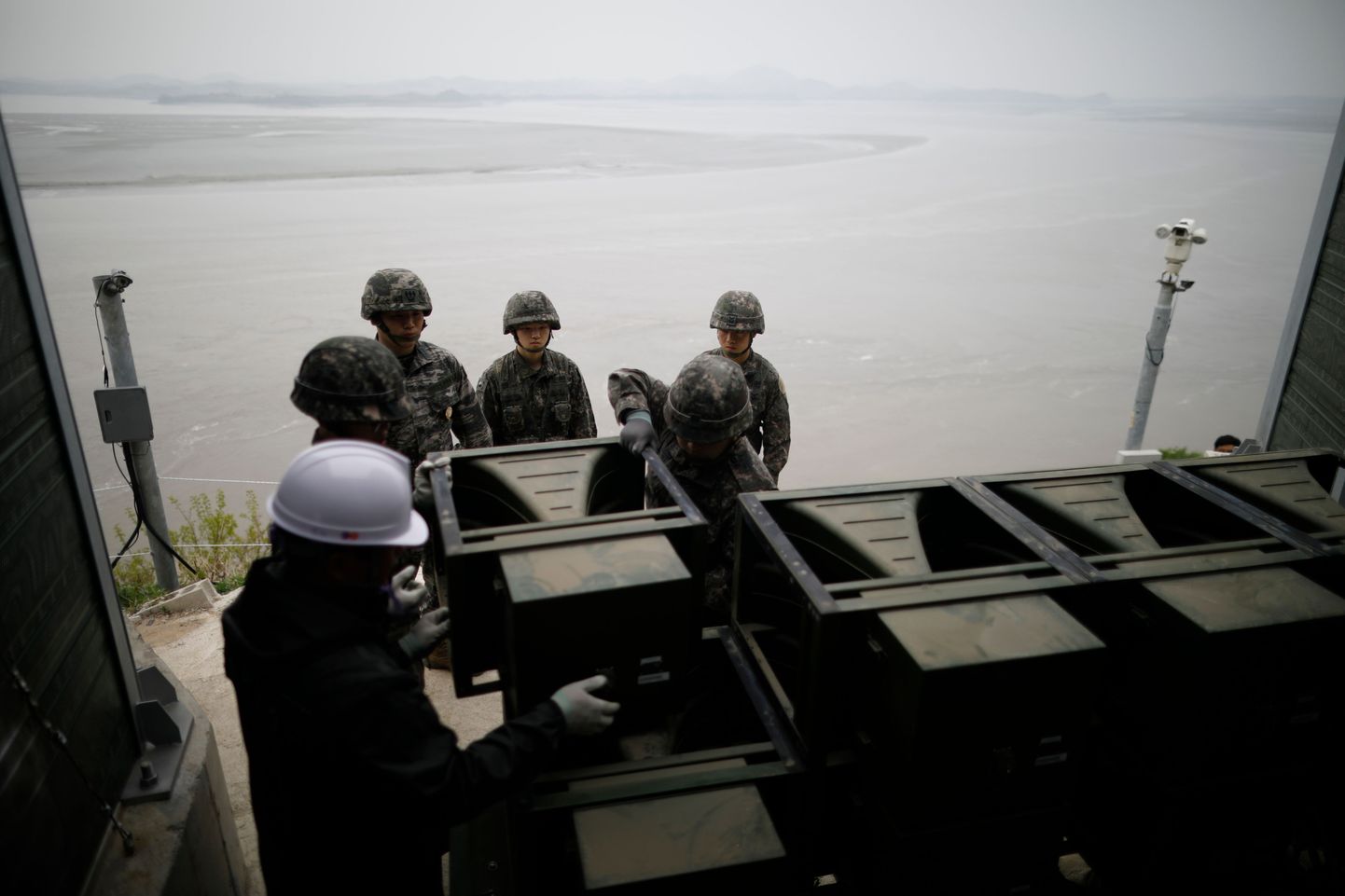 Lõuna-Korea sõdurid võtavad lahti propaganda edastamiseks kasutatud valjuhääldite komplekti.
