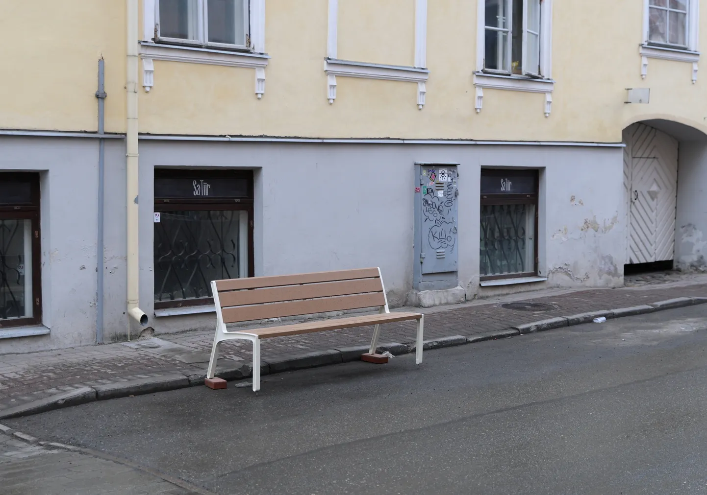 Tosin uut pingi on kinnitatud Rüütli tänava kivisillutisse, üks asetseb aga lahtiselt Gildi tänava ääres.