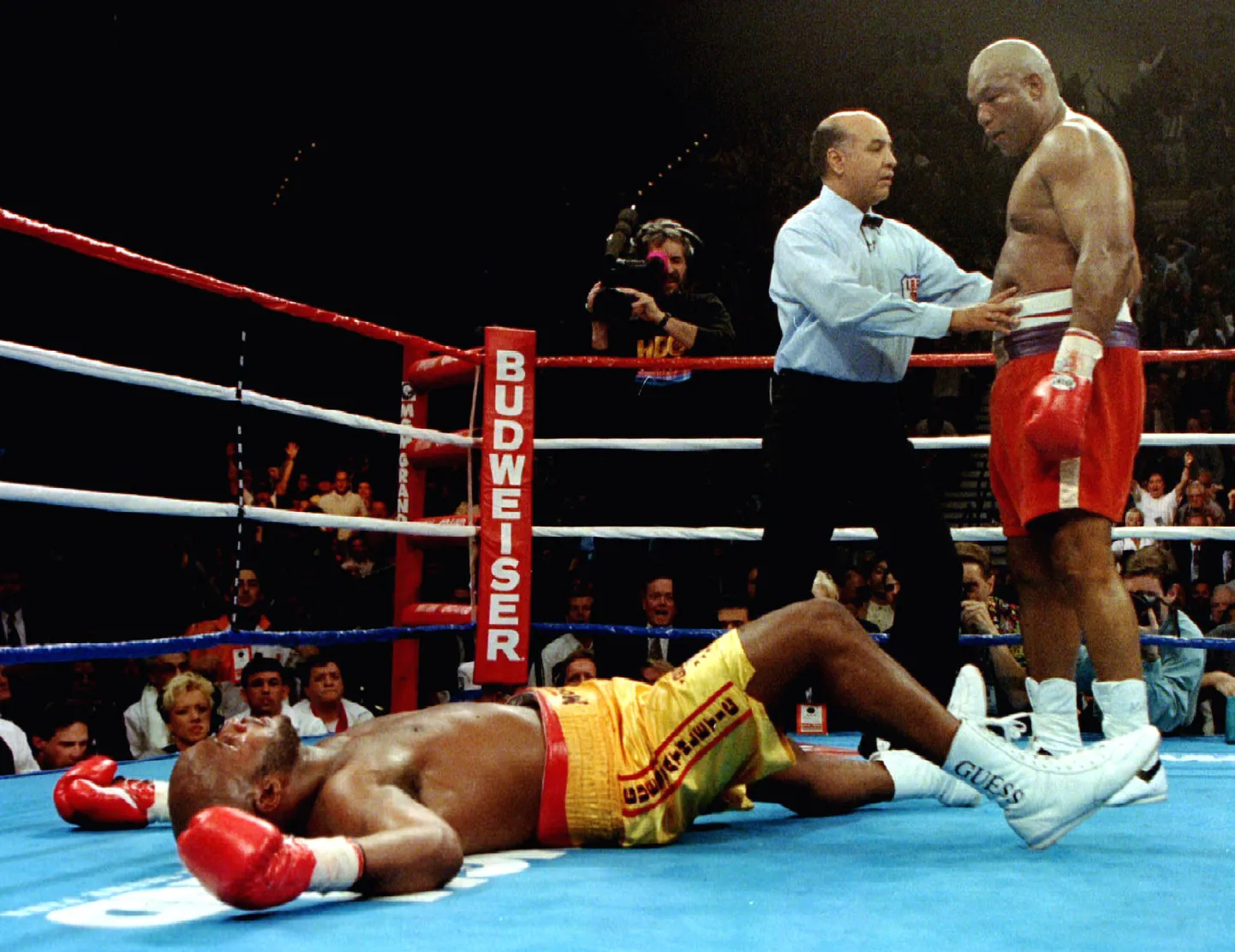 George Foreman (paremal) võitis 1994. aastal 45-aastasena teist korda raskekaalu meistrivöö. Las Vegases toimunud matšis alistas ta kümnendas raundis nokaudiga Michael Moorer'i (vasakul).