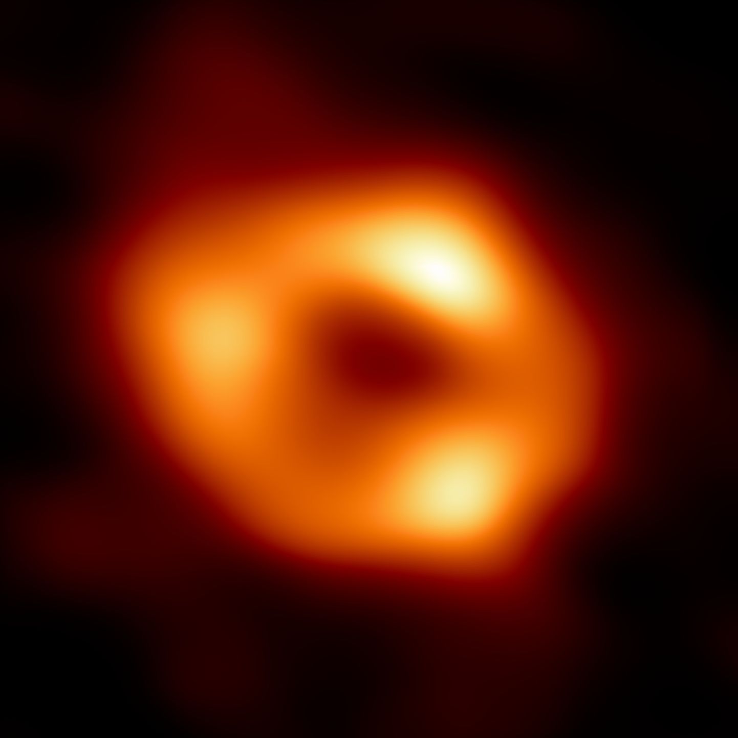 Supermassivse ja Linnutee keskmes asetseva Sagittarius A nimelise musta augu poolt mõjutatud ning Maal paiknevate raadieteleskoopide võrgu (EHT) signaalidest «ilmutatud» kujutis.