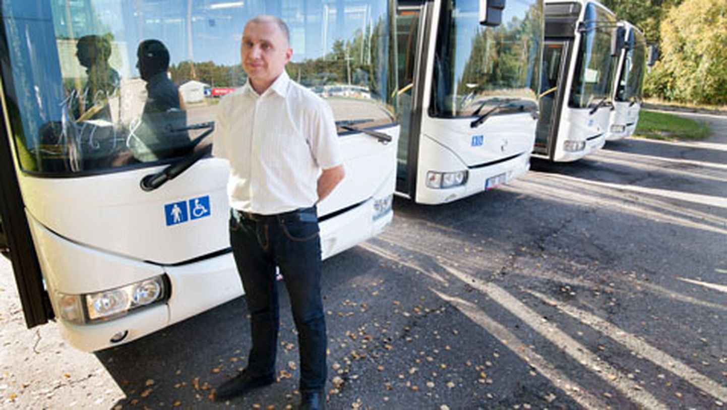 ATKO tegevjuht Aleks Avikainen tutvustas 2013. aasta sügisel uhiuusi busse, mis sama aasta novembrist Kohtla-Järve linnaliinidel sõitma hakkasid. Bussidele pandi ka süsteem, mis võimaldab tagantjärele nende liikumise kohta infot kindlaks teha, mis nüüd on aga tekitanud vaidlusi.