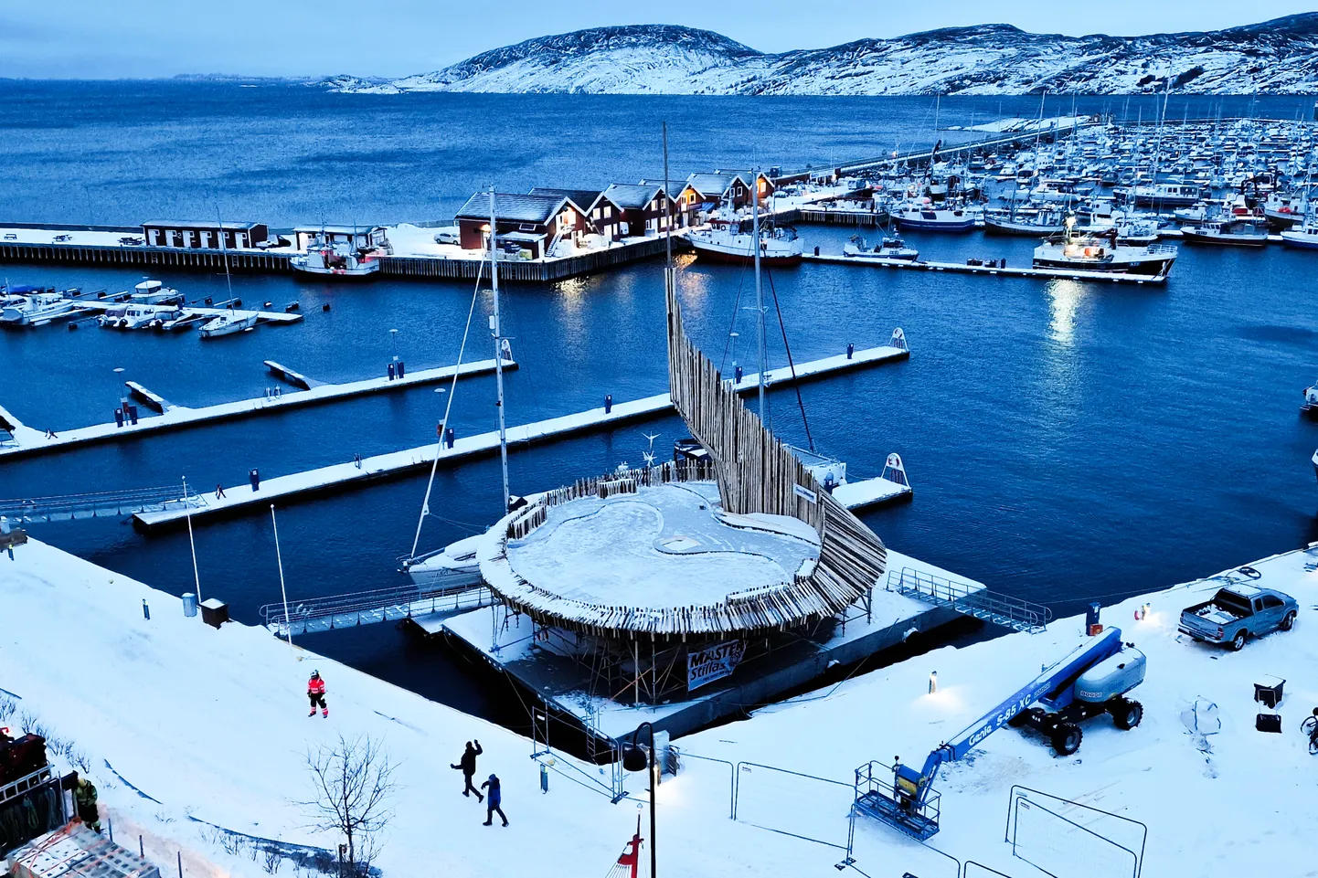 Vaade Bodø sadamasse ehitatud lavale, kus laupäeval leiab aset Euroopa kultuuripealinna aasta avatseremoonia.