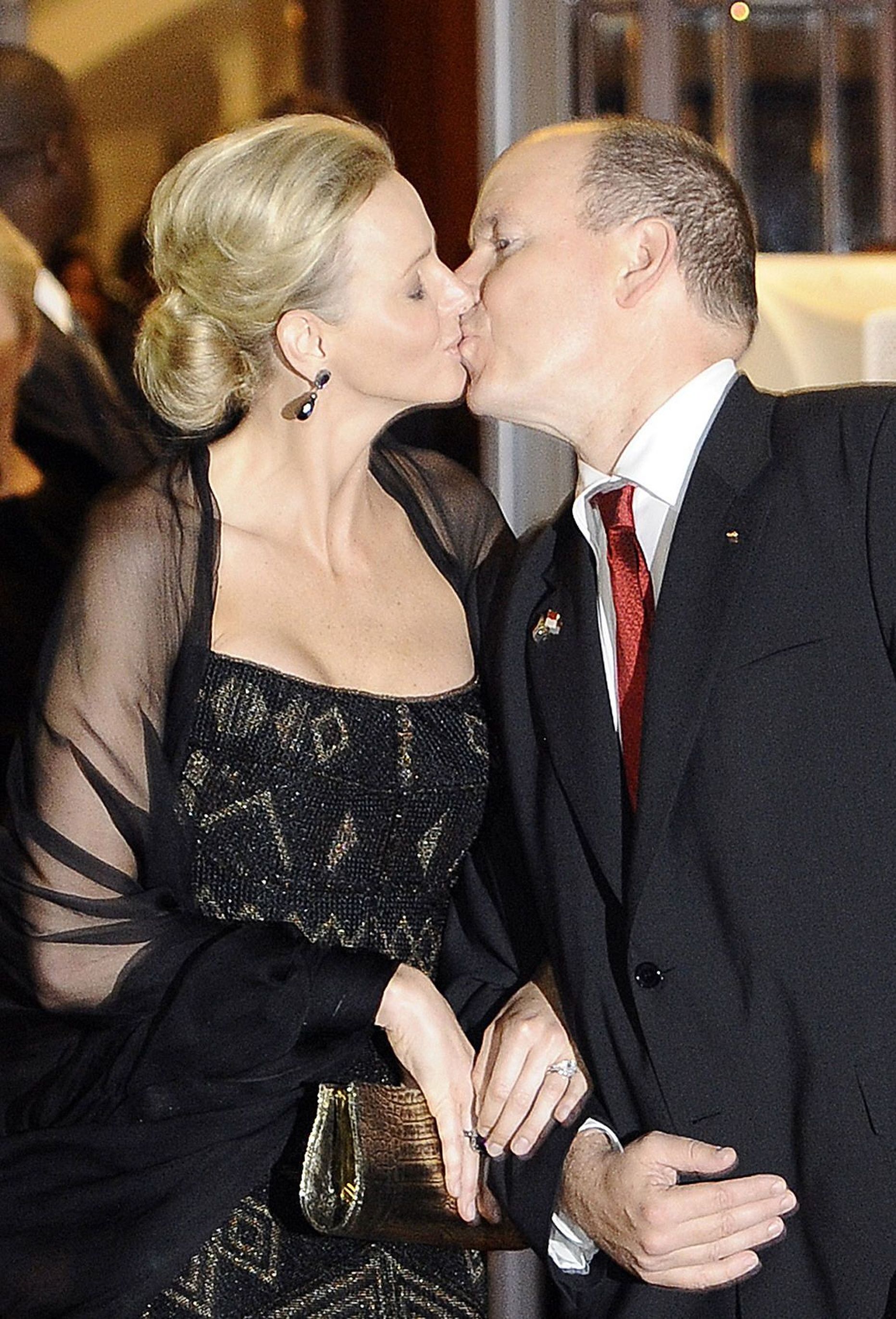 Monaco vürstinna Charlene ja vürst Albert II suudlemas