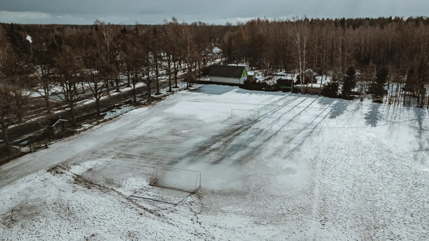 Uulu põhikooli staadioni lumekihi all peidavad ennast amortiseerunud jooksurajad ja jalgpalliväljak. Sügiseks peaks see pilt aga muutuma, sest jooksurajad saavad uue katte ja jalgpalliväljak laieneb.