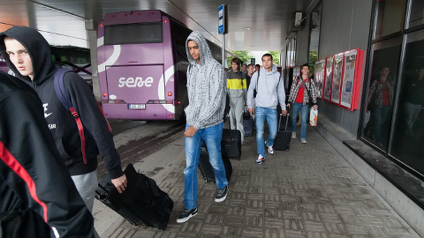 Kõige pikem tee Jõhvi turniirile oli Volgogradi noortel korvpalluritel. Eile pärastlõunal jõudsid nad liinibussiga Peterburist Jõhvi bussijaama. Sellele eelnes aga kaks ööpäeva kestnud rongisõit.