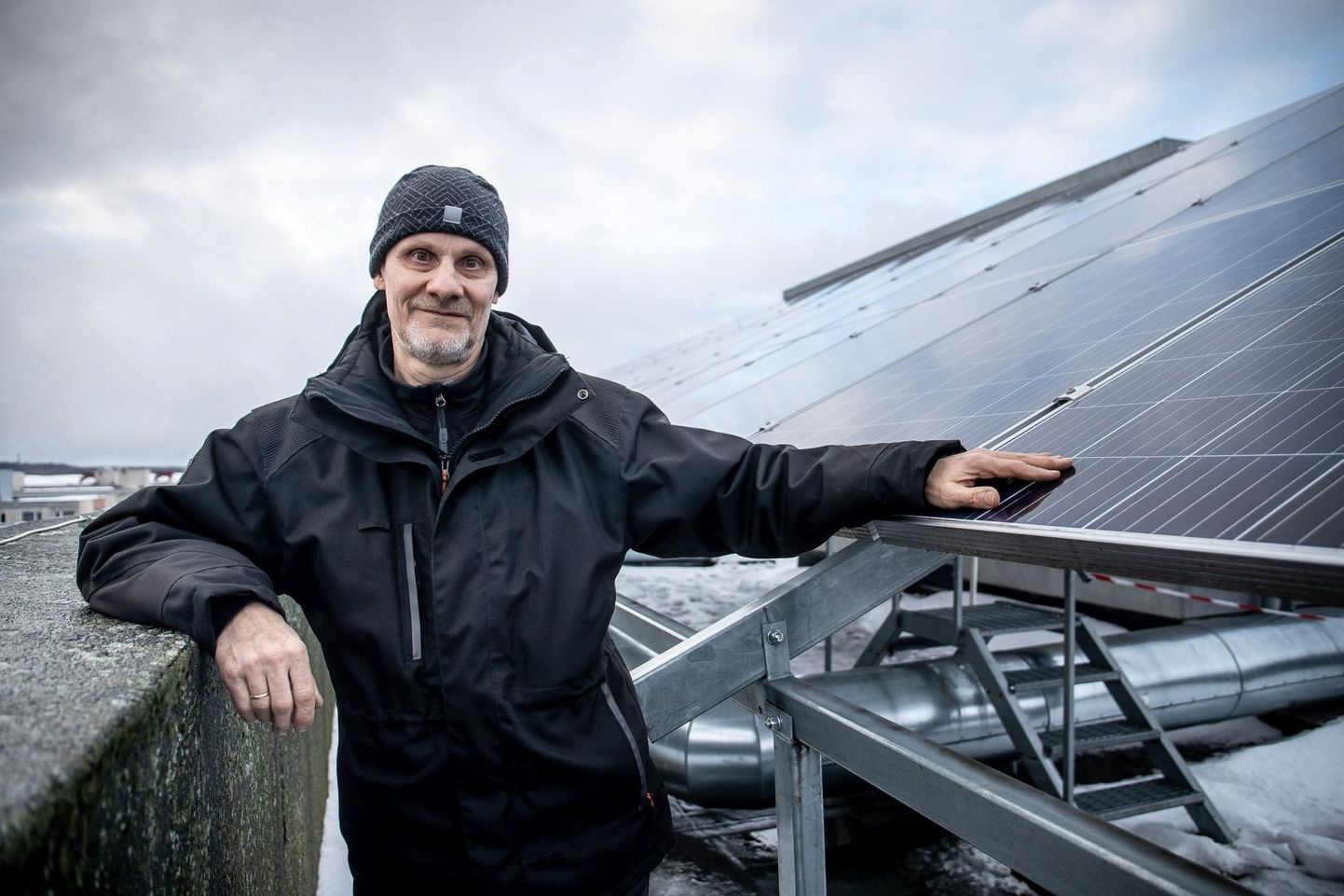 Sõpruse pst 251 ühistu esimehe Anvar Kima sõnul aitab korteriühistute energiakulu vähendada päikesepaneelide paigaldamine katusele, talvel neist aga suurt abi ei ole. 