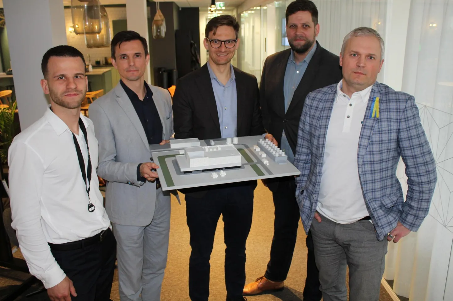 Tuuma­elektrijaama propageerijad: vasakult Andres Ingerman, Henri Ormus, Marti Jeltsov, Mihkel Loide ja Kalev Kallemets oma unistuse maketiga.