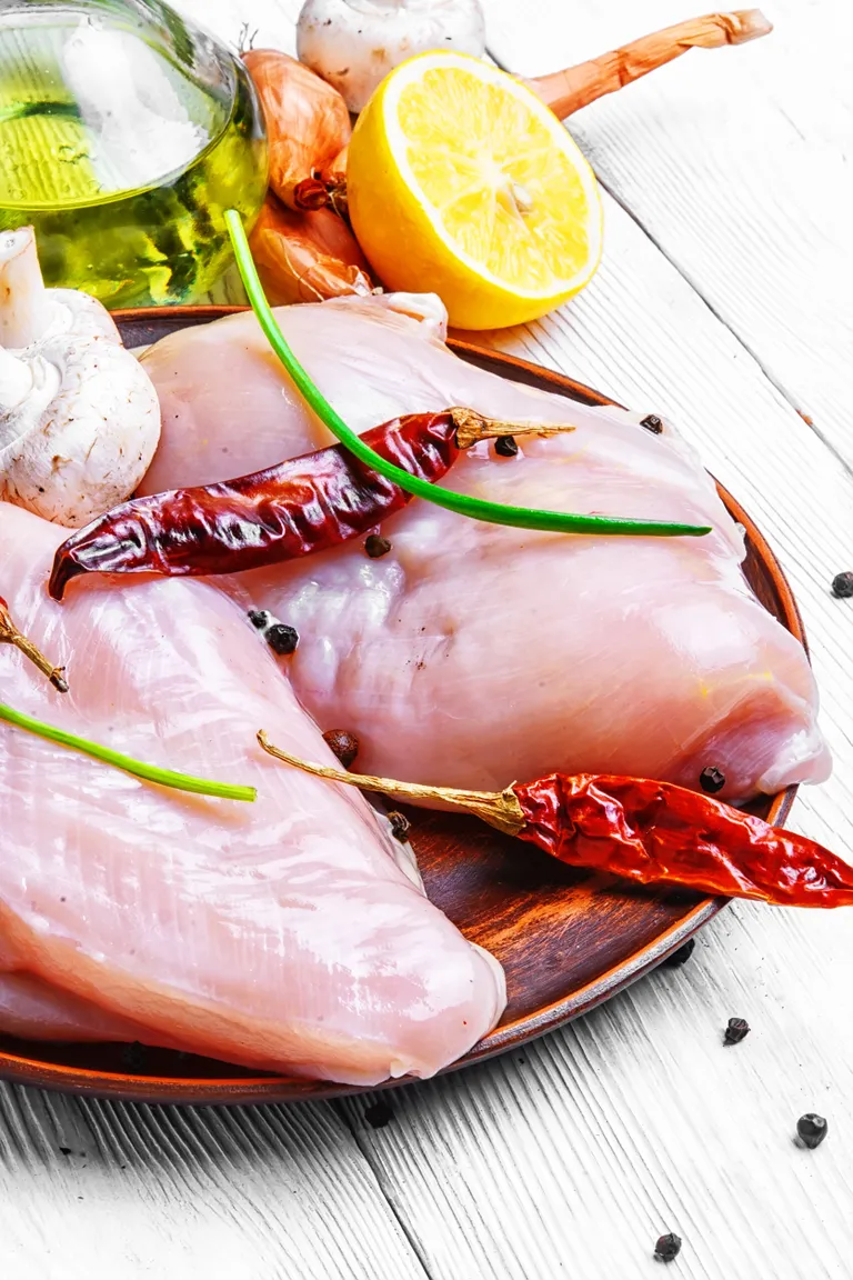 Для детского питания подходят нежирные сорта мяса и рыбы.