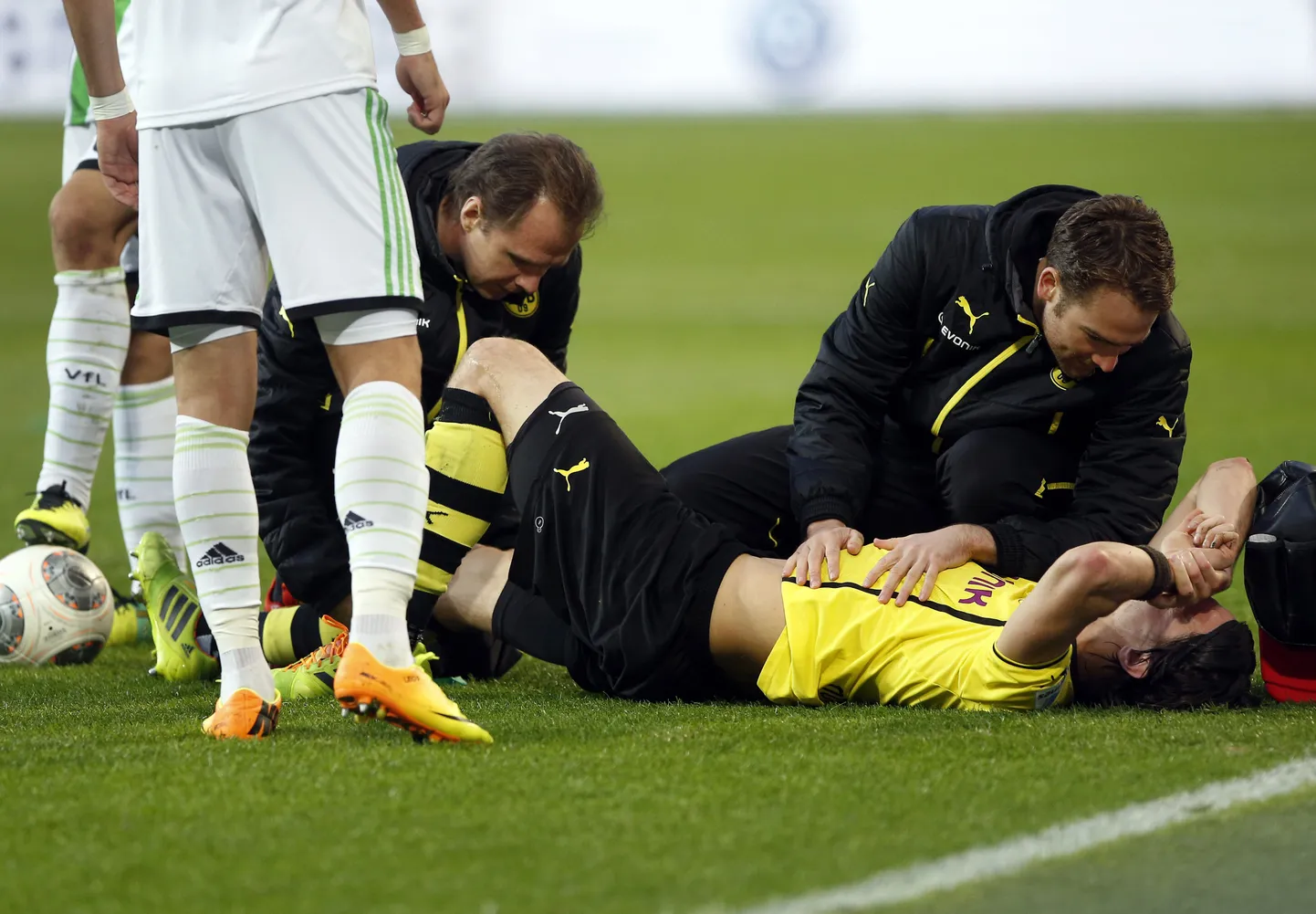 Neven Subotic (pikali) peab pidama kuni pooleaastase vigastuspausi.