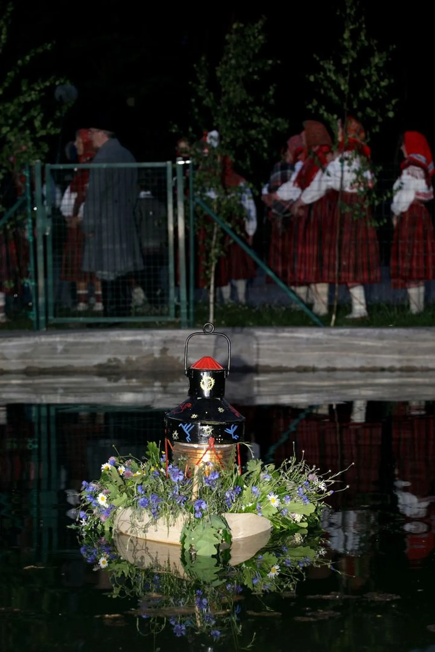 Tormilaternas tantsupeotuli Kihnu rahvamaja juures tiigil.