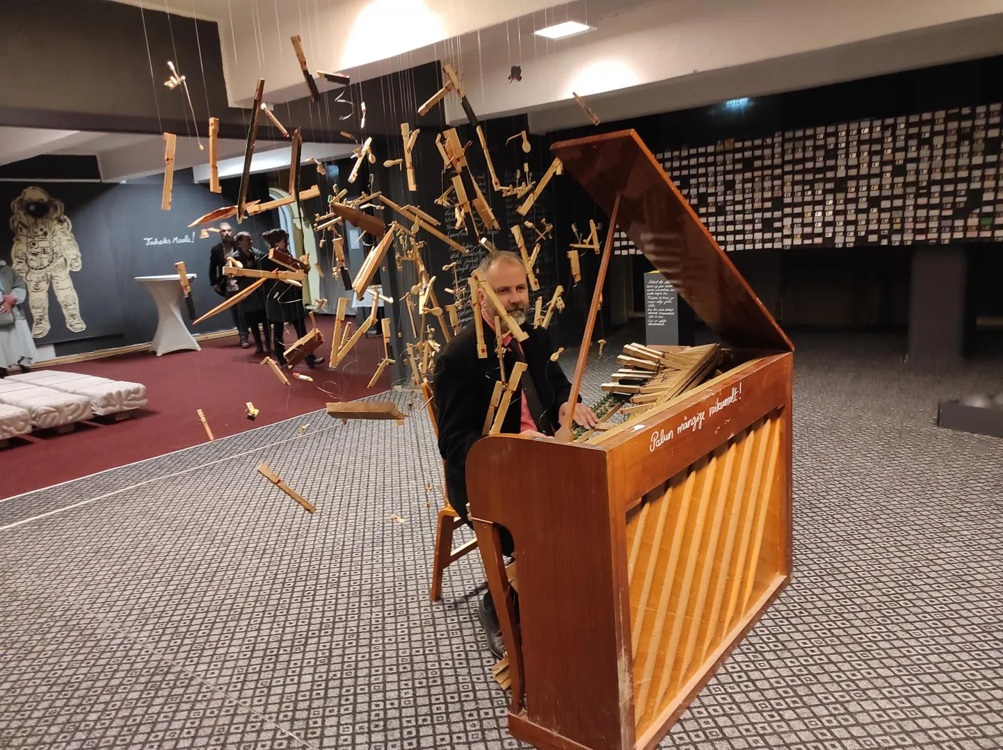 Kunstnik Teet Suure kätes pihustub klaver hääletuks muusikaks.