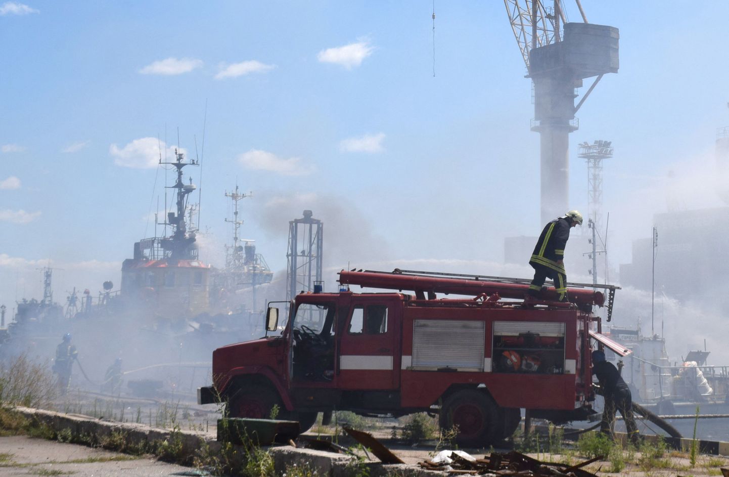 Тушение пожара в порту Одессу после ракетной атаки