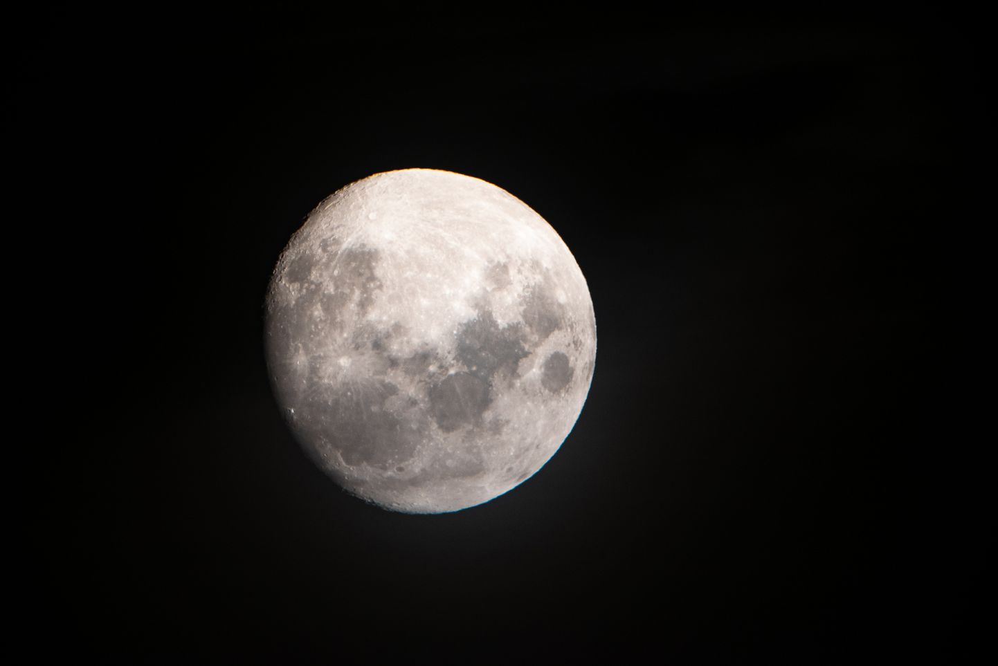 Maa kaaslane Kuu. Foto on pildistatud läbi 1400 mm läätsteleskoobi.