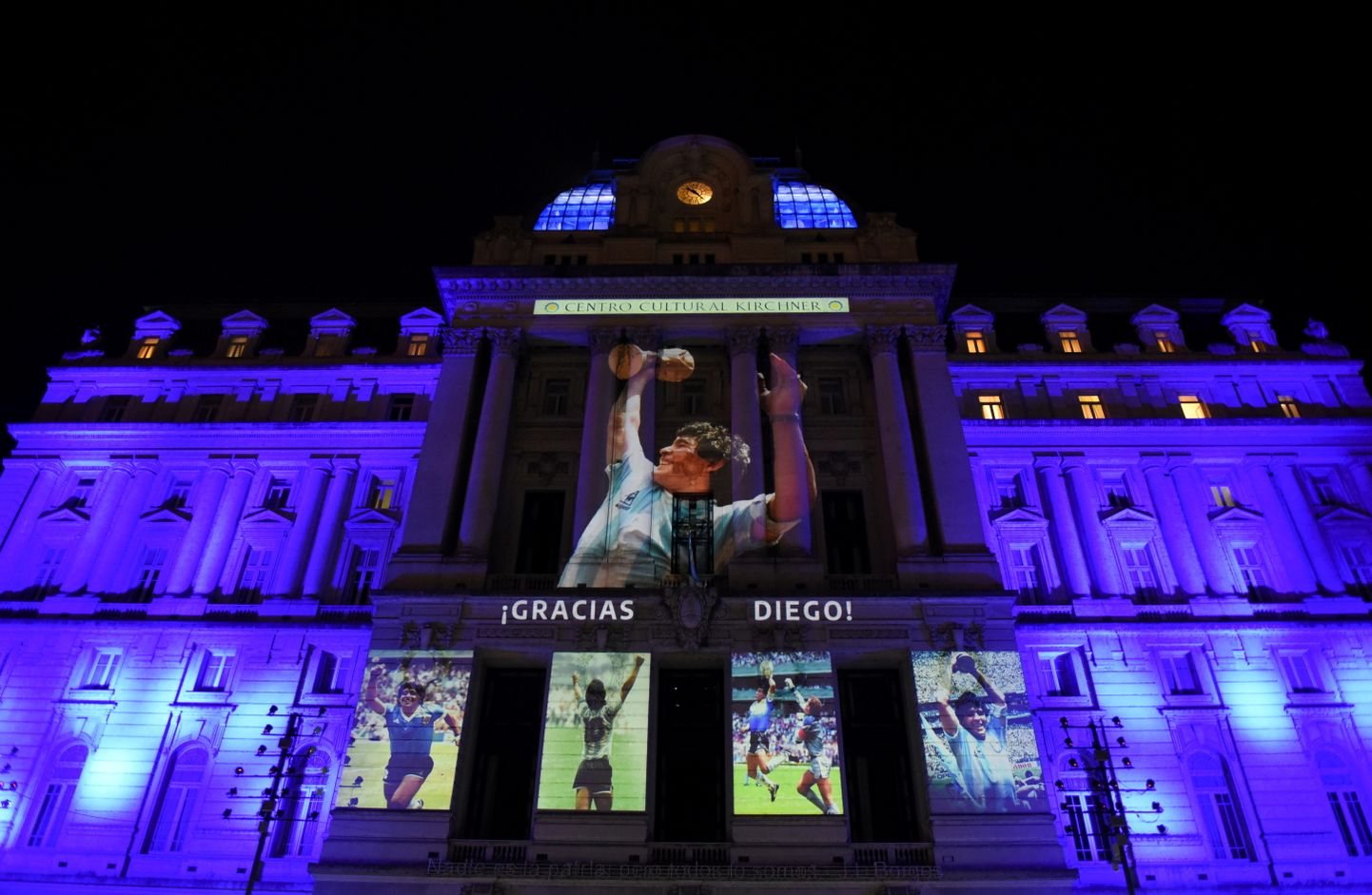 Jalgpallilegend Diego Maradonast tehtud fotod on projekteeritud Buenos Airese kesklinna kultuurikeskuse fassaadile.