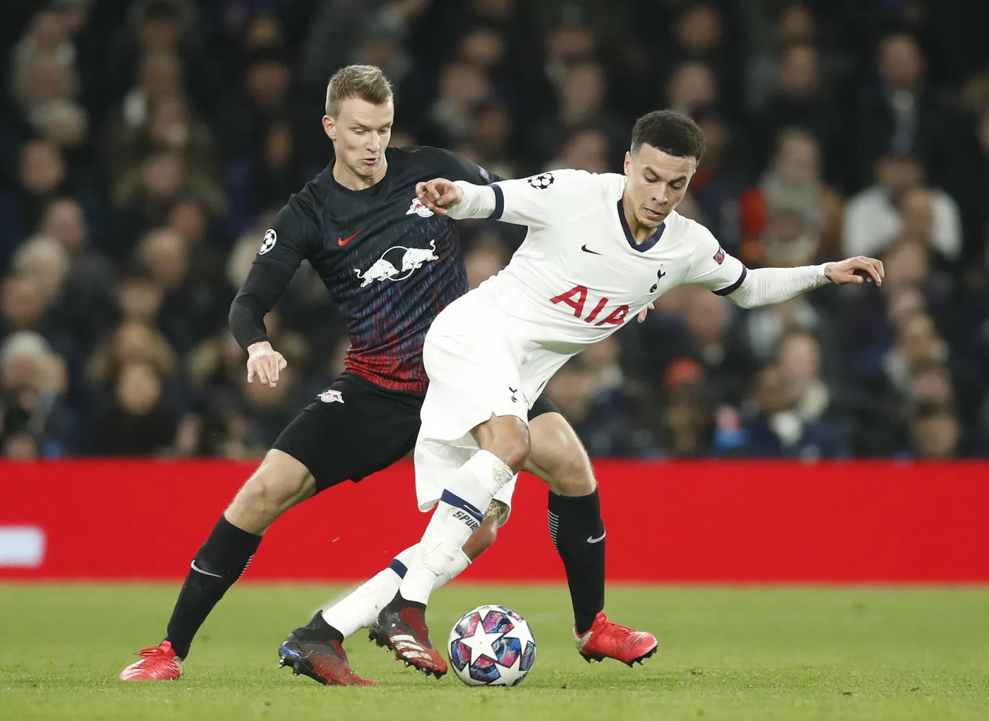 Tottenahami jalgpallur Dele Alli  (esiplaanil, valges) langes kolmapäeval oma kodus murdvarguse ohvriks.