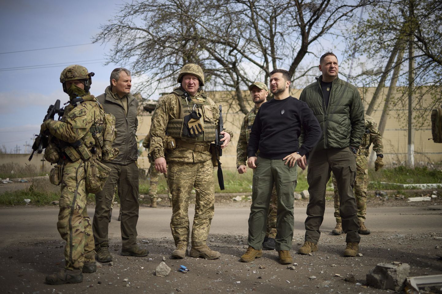 Ukraina president Avdijivkas sõdureid külastamas.
