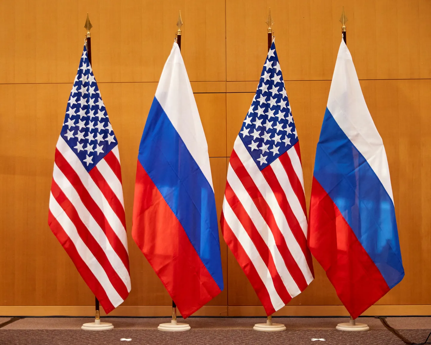 Флаги России и США.