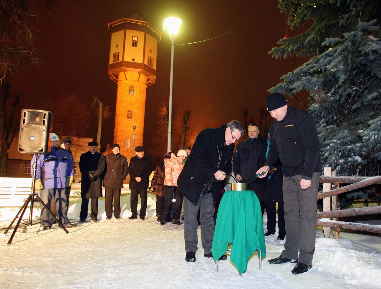 Advendiküünla süütasid linnapea Loit Kivistik ja praost Marko Tiitus.