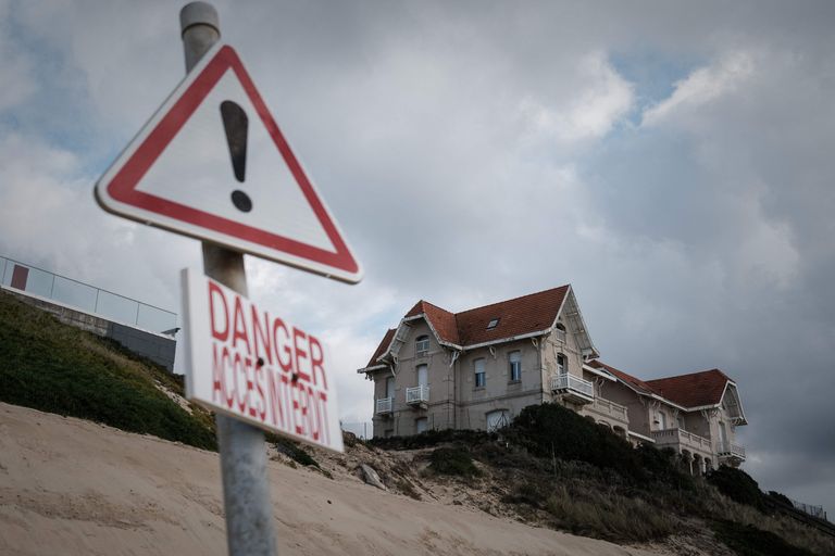 Erosioon ohustab rannikule ja kallastele ehitatud maju kõikjal maailmas. Pildil kaks villat Biscarrosse'i rannas Prantsusmaal, mille juurde on ehitiste kokkukukkumise ohu tõttu püstitatud ligipääsu keelav silt.
