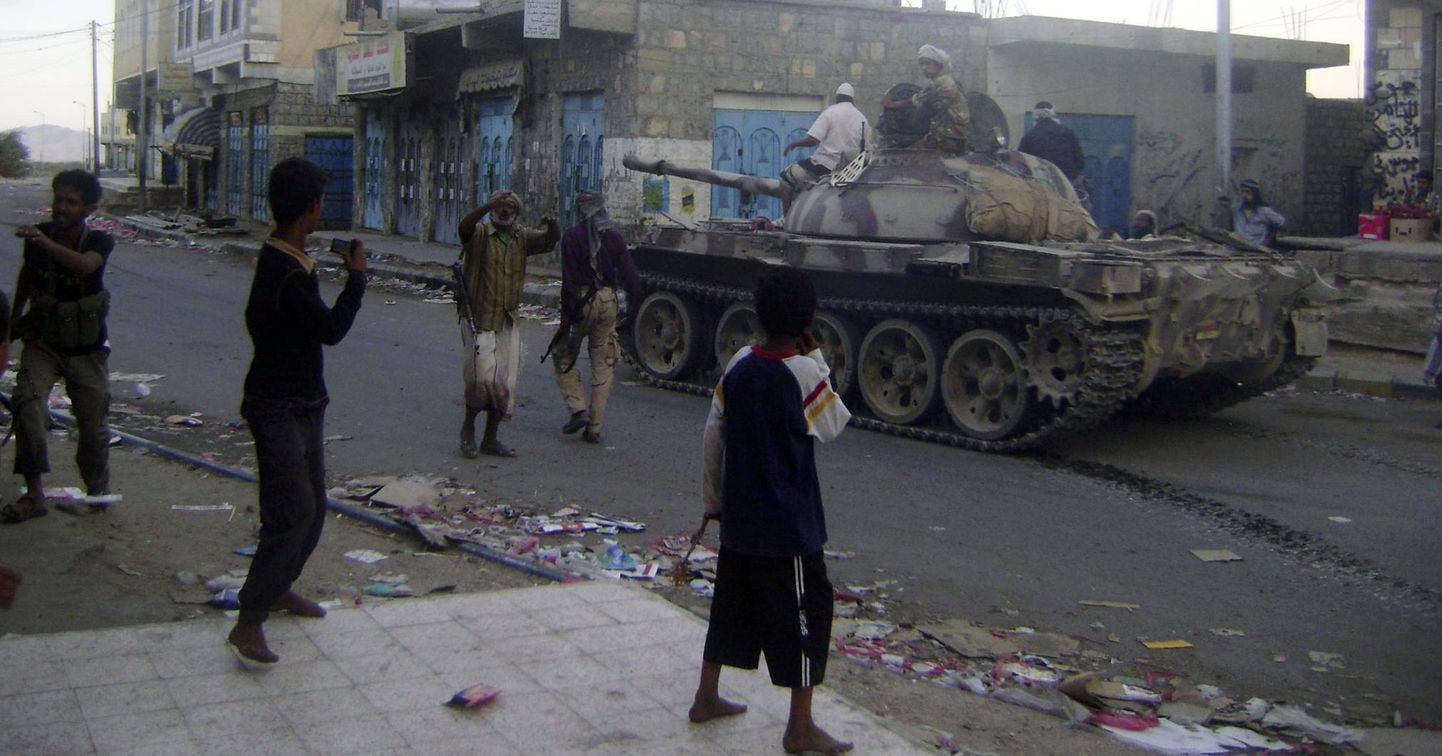 Jeemeni sõjaväe tank Lawdari linna tänaval.