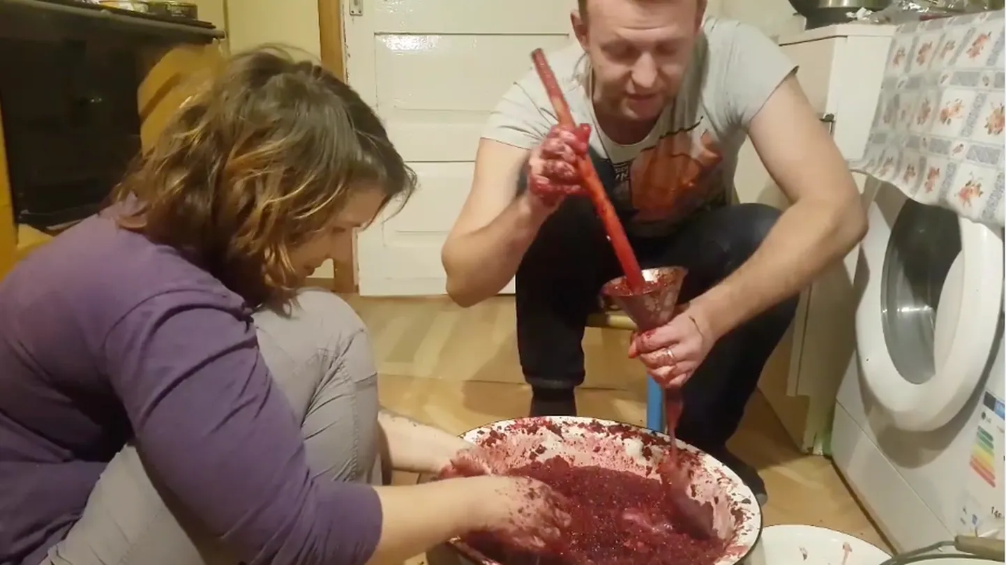 Riigikokku pürgiv SDE liige Lauri Läänemets näitab, kuidas kodus verivorsti teha.