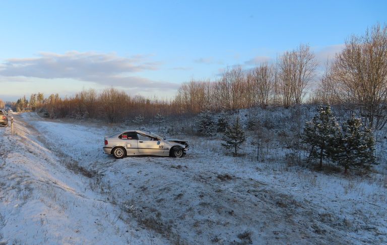 В деревне Сулаоя волости Канепи автомобиль BMW съехал в кювет.