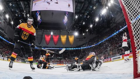 Vācijas hokejisti bezcerīgi zaudē Šveicei. Čehijas un Zviedrijas duelī aizraujoša cīņa