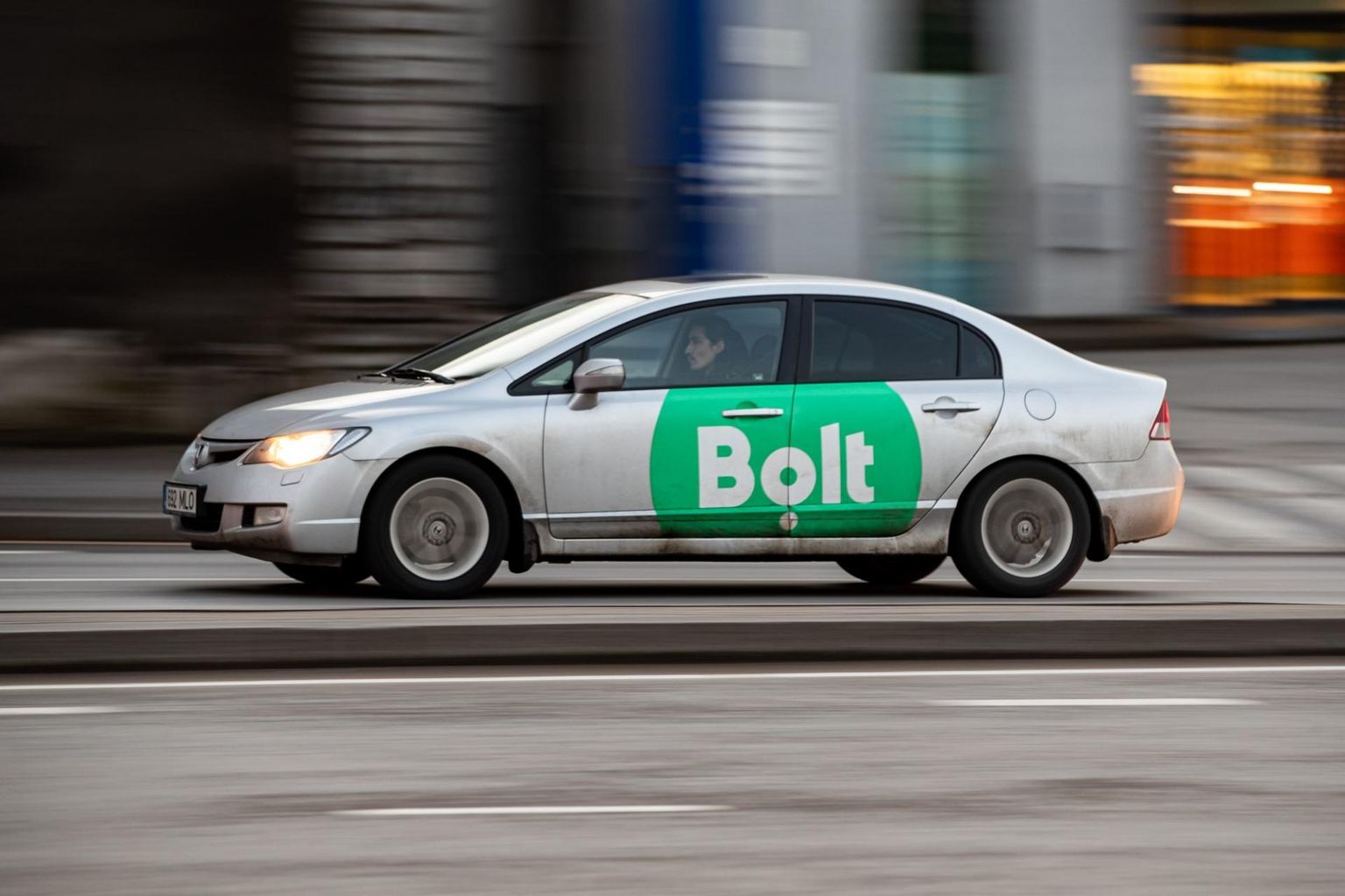 Автомобиль с логотипом Bolt.