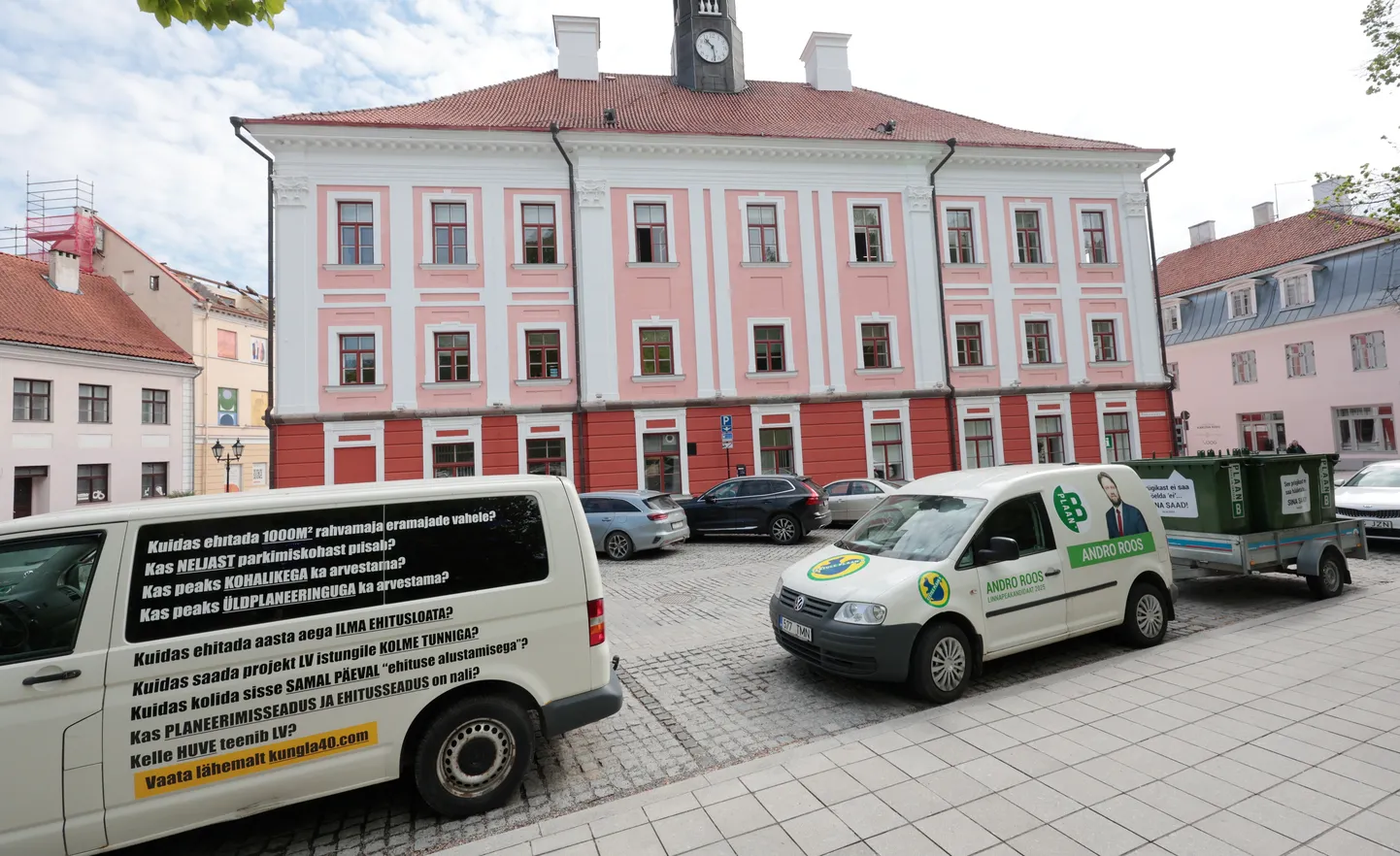Парковка за ратушей в Тарту превратилась в агитплощадку.