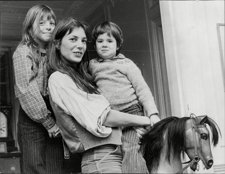 No kreisās: Keita, Džeina Birkina un Šarlote (1976. gads)