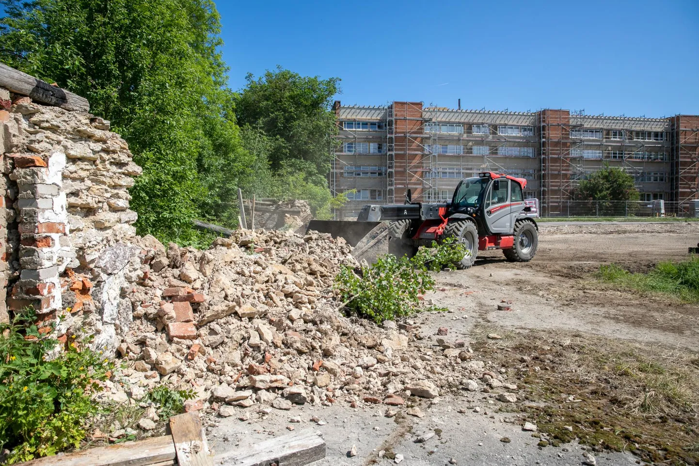 Vinni mõisa talli varemete lammutamisele kulus vaid kaks päeva.