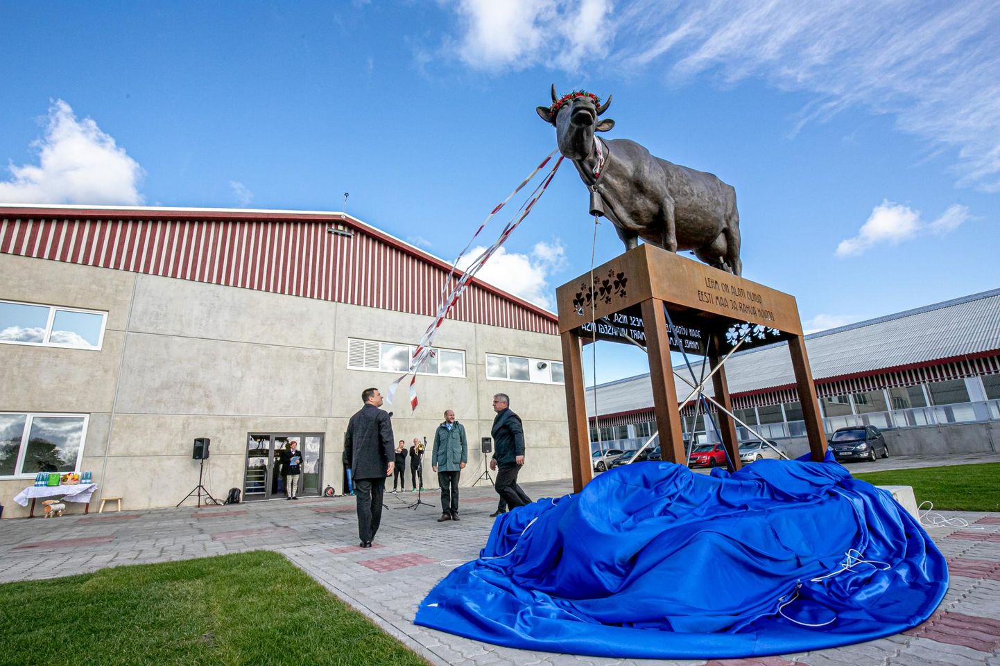 Sel nädalal avati Pärnumaal Saarde vallas Viisireiu külas koos uue laudakompleksiga ka monument lehmale kui Eesti elu hoidjale.