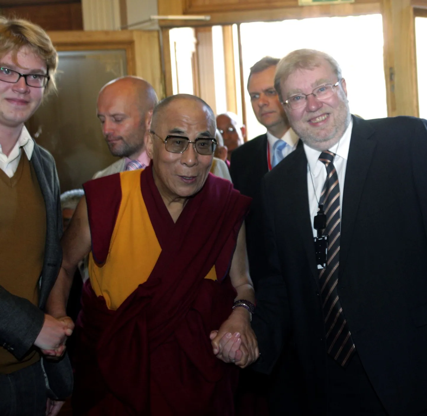 Dalai-laama kätest hoiavad Mart Laar (paremal) ja tema poeg Mihkel Laar (vasakul).