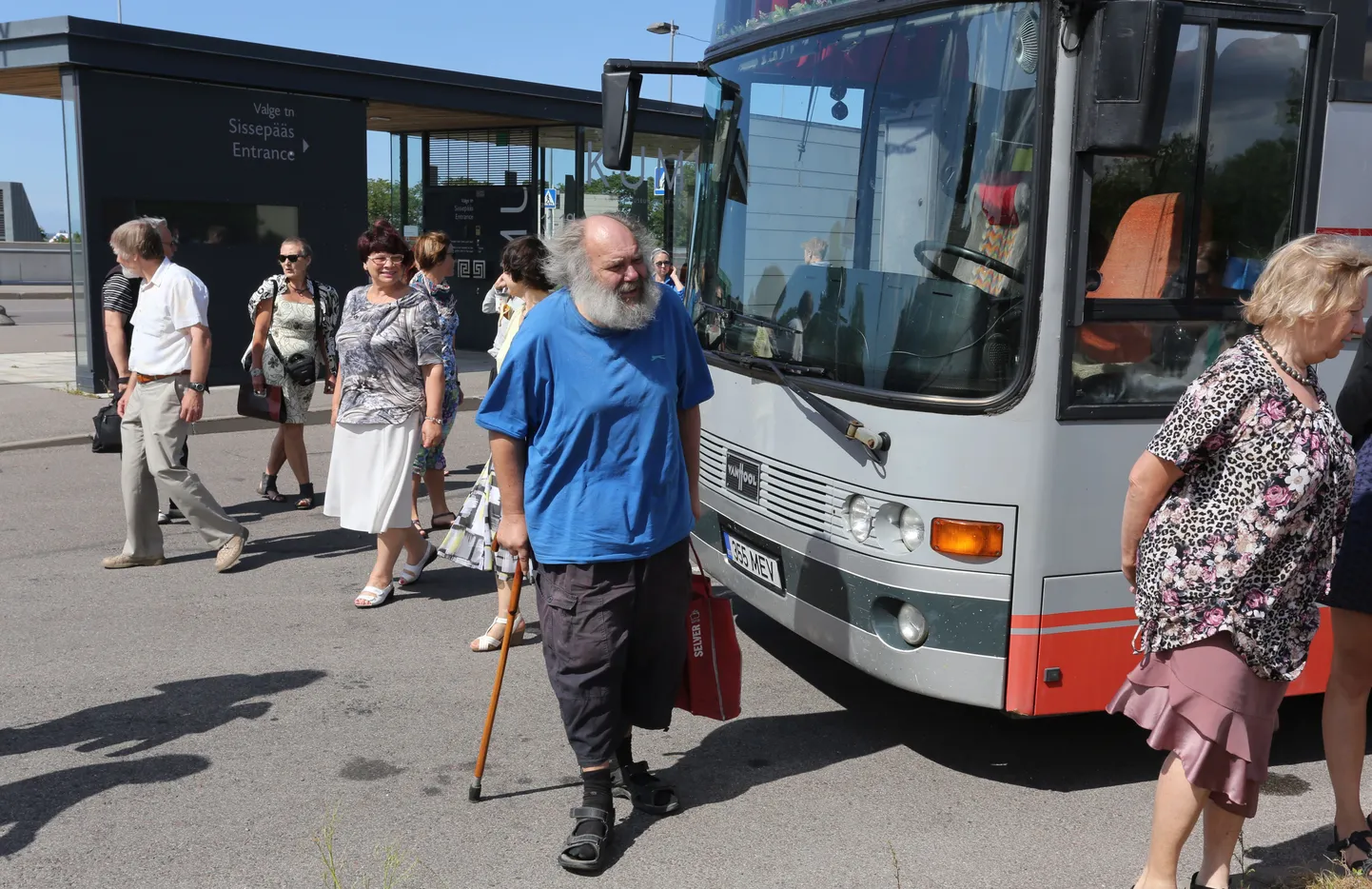 TLNPM1:TARTU KUNSTINÄITUS, KUNSTIHOONE, VÄLJASÕIT ROHELISSE :TALLINN, EESTI, 01AUG14
Tallinna Kunstihoones avatakse täna õhtupoolikul Tartu kunstnike näitus "Väljasõit rohelisse. Tartu 1860-2014" Pildil on näituse avamisele Tallinna Tartust saabunud kunstnikud, kes tegid peatuse kas KUMUs.
pl/FOTO PEETER LANGOVITS