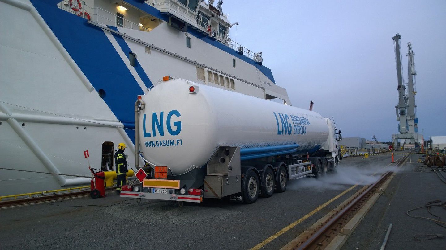 Hamina LNG terminal hakkab ka laevadele LNG tankimise võimalust pakkuma. Praegu tangitakse Soomes LNG-d kasutavaid laevu - pildil piirivalvelaev Turva - sadamates tsisternautode abil.