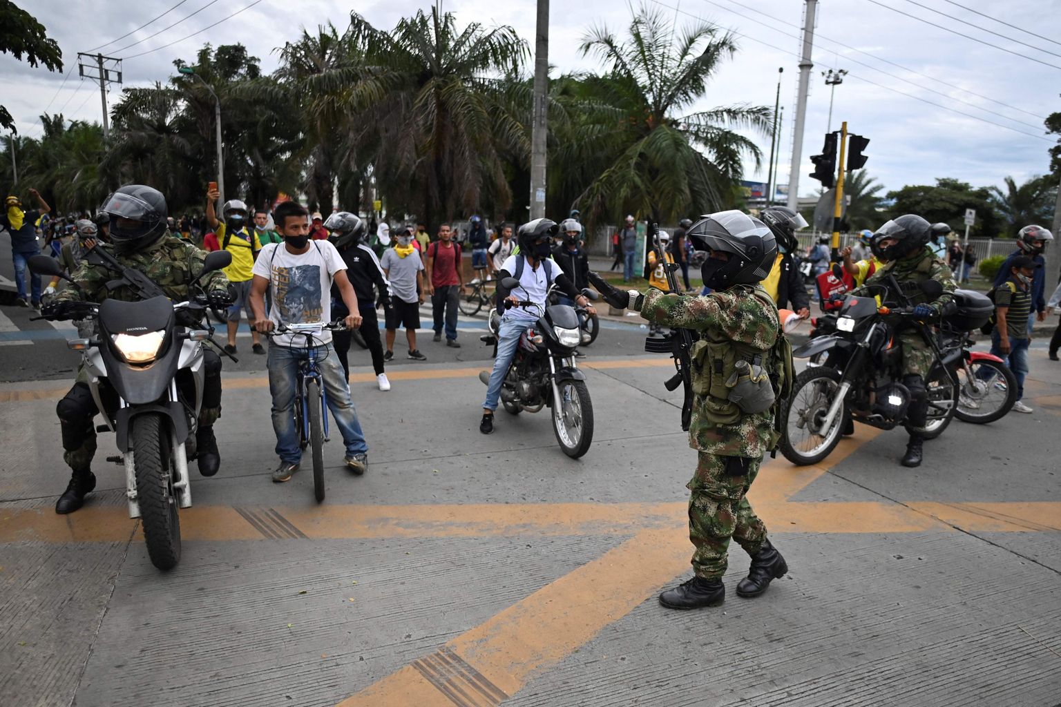 Colombia sõjaväelased püüavad Calis meeleavaldajaid rahustada.