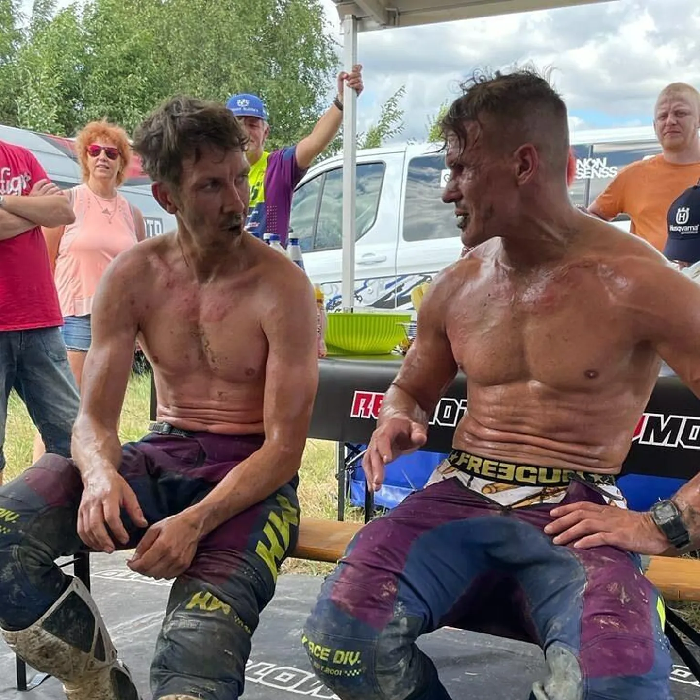Krossimehe igapäev: Gert Gordejev (vasakul) ja Kaspars Stupelis vahetavad sõidumuljeid.