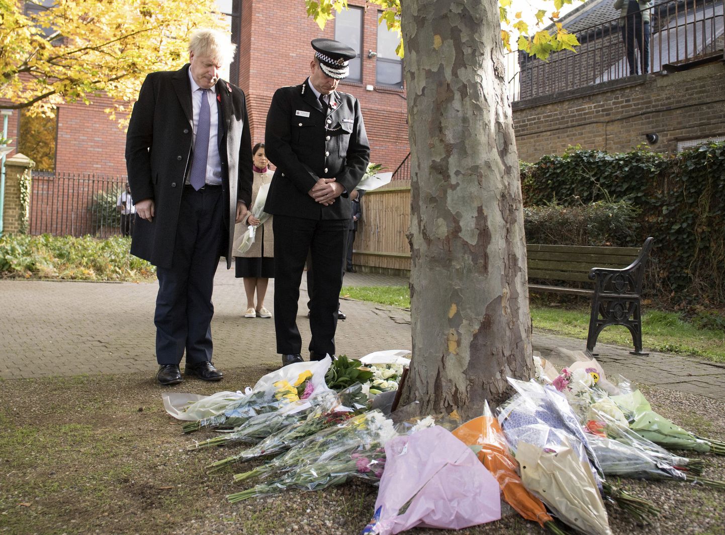 Lielbritānijas premjerministrs Boriss Džonsons noliek ziedus, pieminot 39 bojāgājušos, kuru mirstīgās atliekas tika atrastas kravas auto.