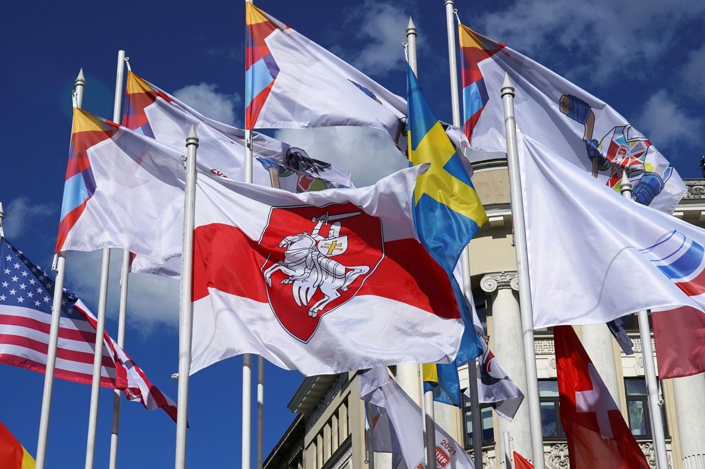 Riias toimuva jäähoki MMi korraldajad otsustasid asendada Valgevene riigilipu punavalge rahvuslipuga, mida kasutab ka Valgevene opositsioon.