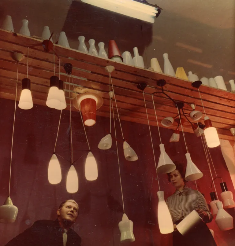 Disainerid Lilian Linnaks (Estoplast) ja Udo Umberg (Standard) Estoplasti toodanguga. 1961.