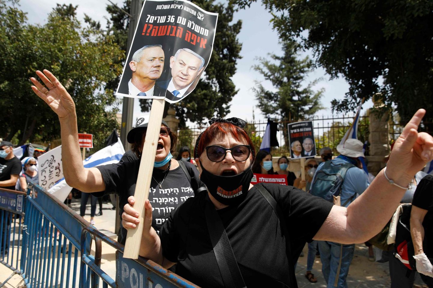Protestijad mai alguses Jeruusalemmas Benjamin Netanyahu (plakatil paremal) ja Benny Gantzi valitsuse vastu meelt avaldamas. Pühapäeval vannutati valitsus protestidest hoolimata ametisse.