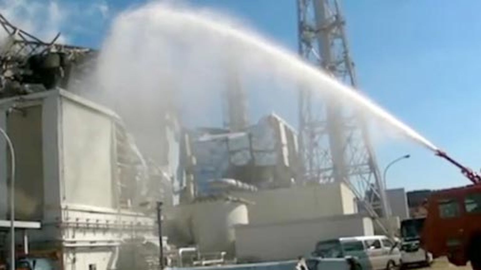 Реакторы Фукусимской АЭС заливают водой