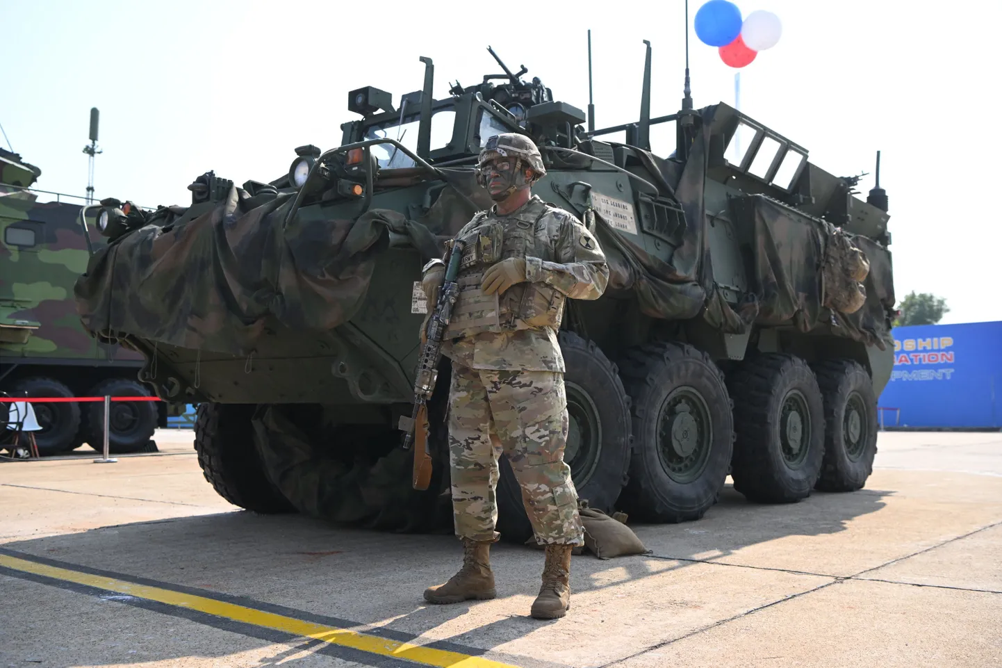 USA sõdur lahingumasina Stryker kõrval Vietnami relvamessil.