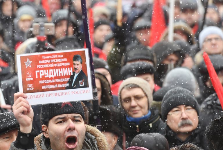 Mees kommunistide korraldatud meeleavaldusel Moskvas, käes Pavel Grudinini kandidatuuri propageeriv plakat.